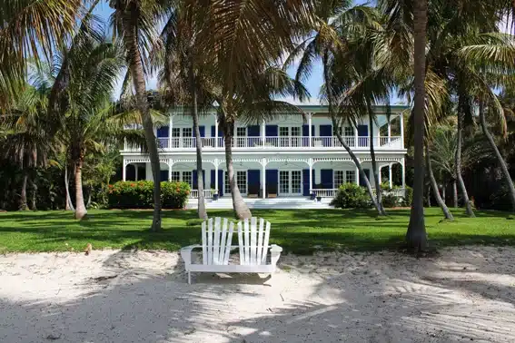 Exterior de la casa tropical de Bloodline en Islamorada