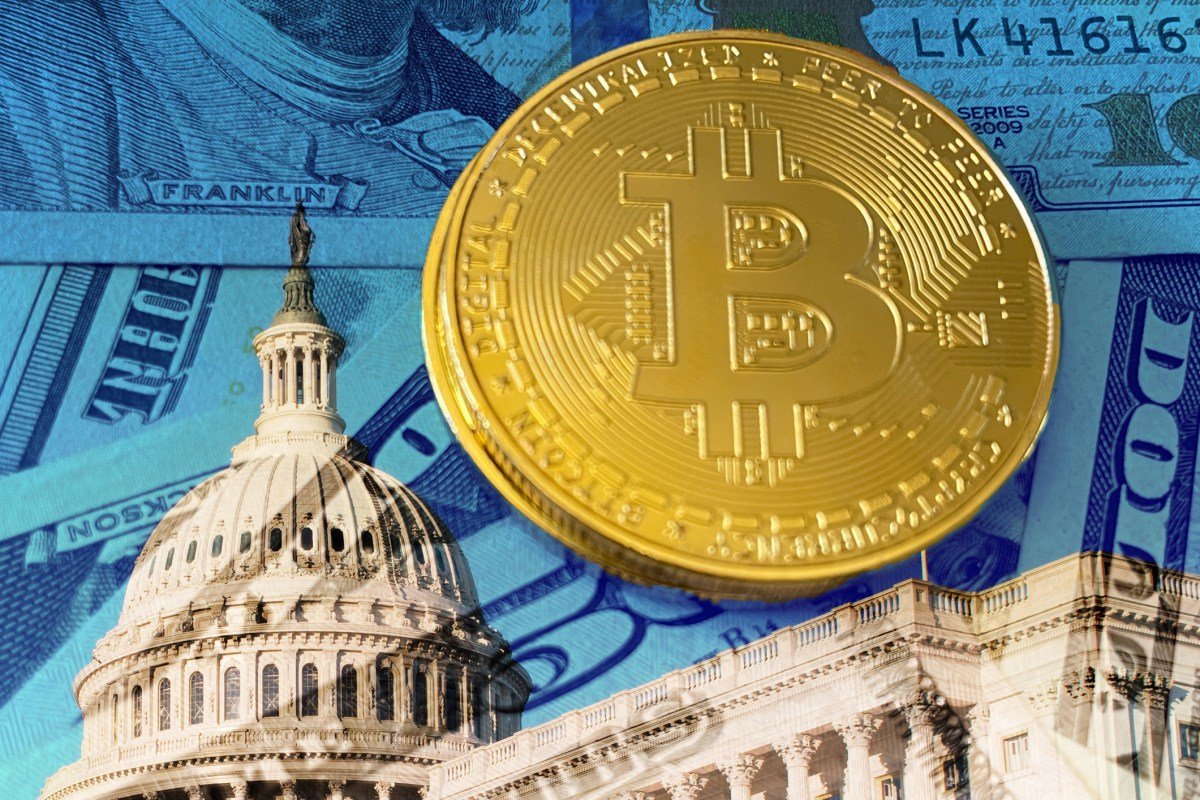 Moneda de Bitcoin sobre dólares estadounidenses y la cúpula del Capitolio